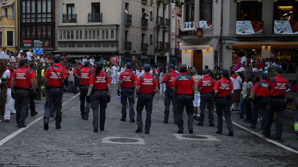 Policía Foral en el encierro de Pamplona. PABLO LASAOSA