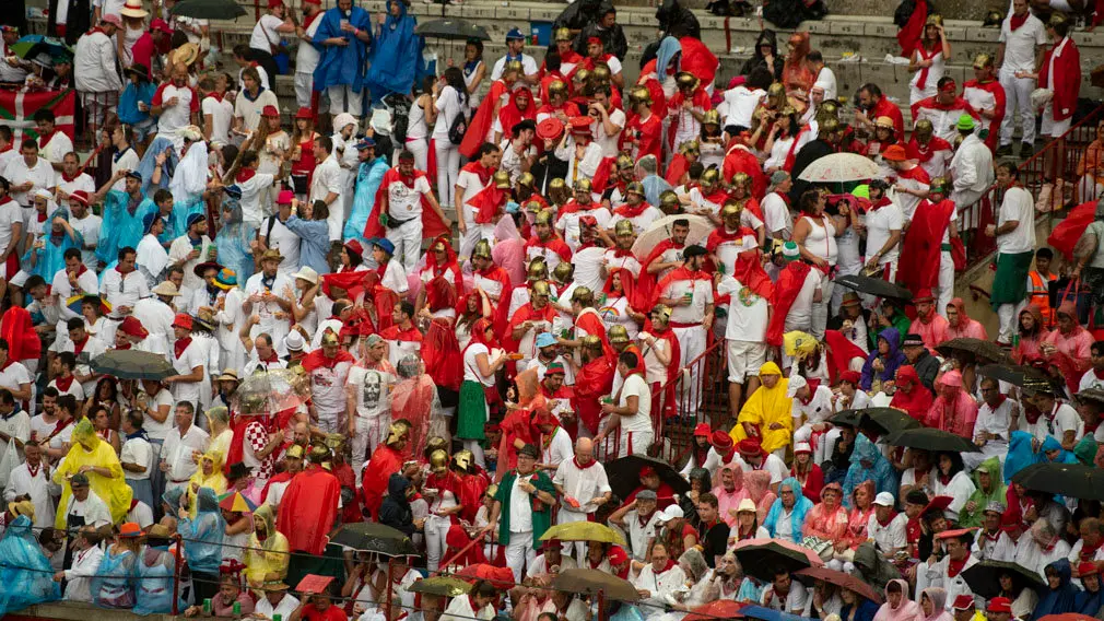 La grada de la monumental de Pamplona se moja por Padilla, Cayetano y Roca Rey. MIGUEL OSÉS_6