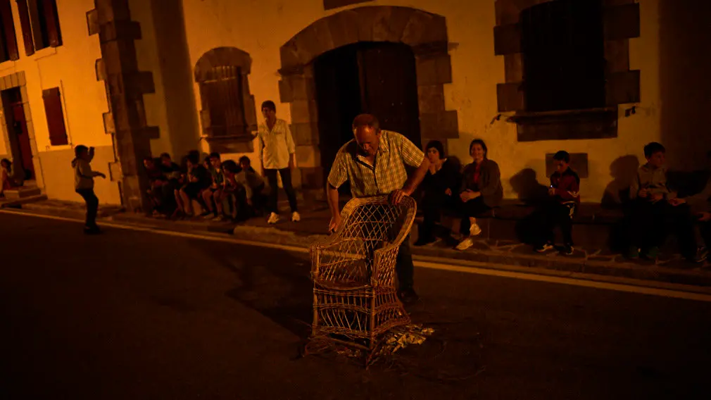 La noche de las hogueras de San Juan en la localidad navarra de Burguete. MIGUEL OSÉS