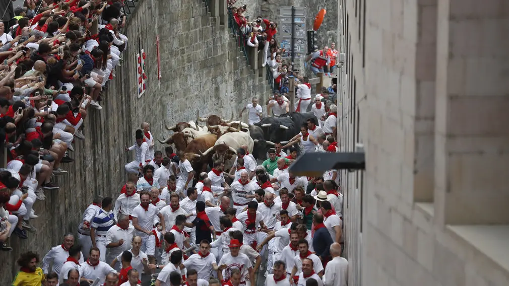 Primer encierro de las fiestas de San Fermín con toros de la ganaderia de Puerto de San Lorenzo en el tramo de Santo Domingo. EFE