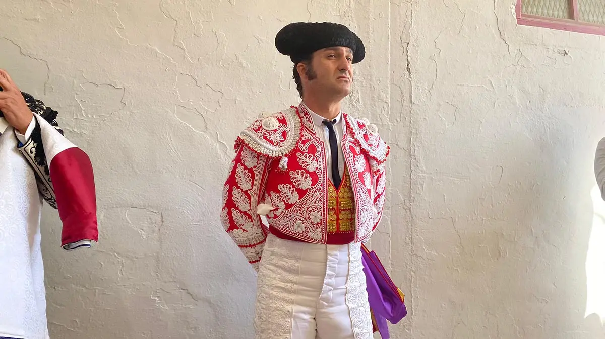 Morante de la Puebla estrena traje de luces especial por la corrida del centenario de la plaza de toros de Pamplona. NAVARRA.COM