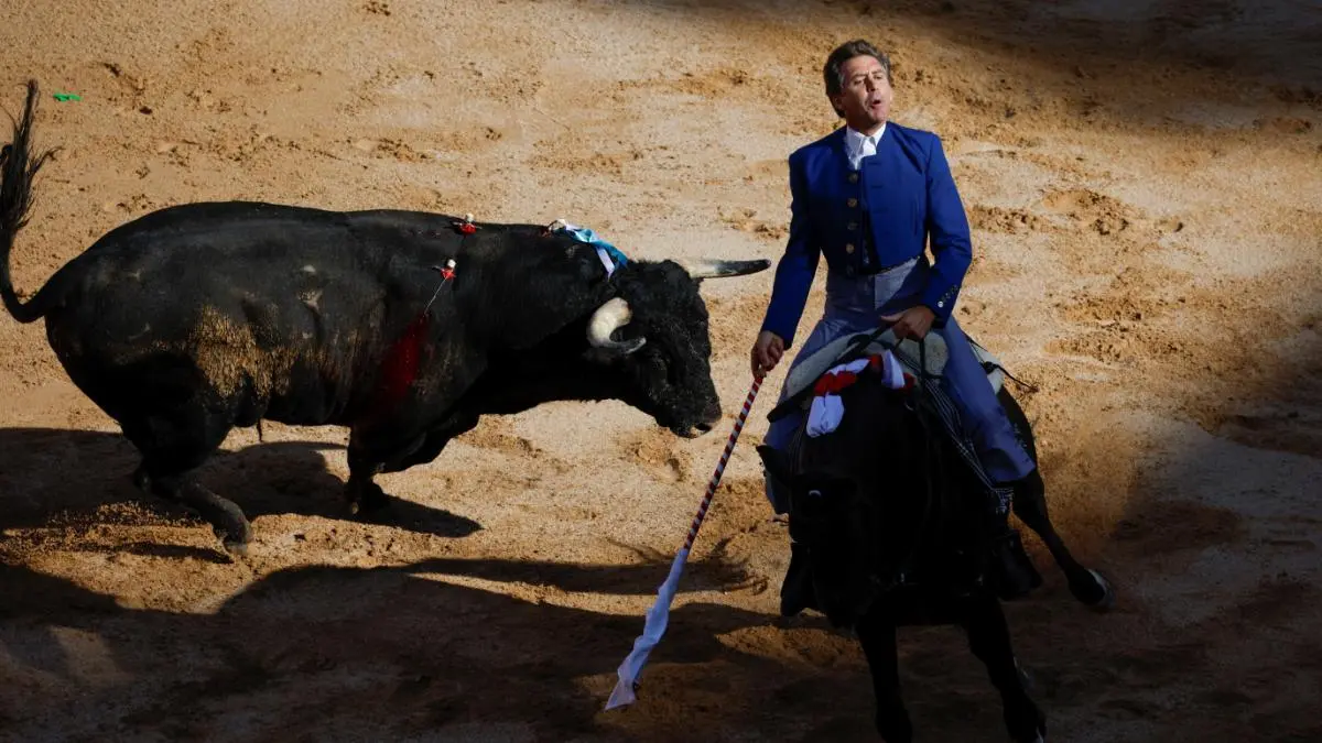 Pablo Hermoso de Mendoza en su único toro de la tarde en la corrida del centenario en la plaza de toros de Pamplona. REUTERS. JUAN MEDINA
