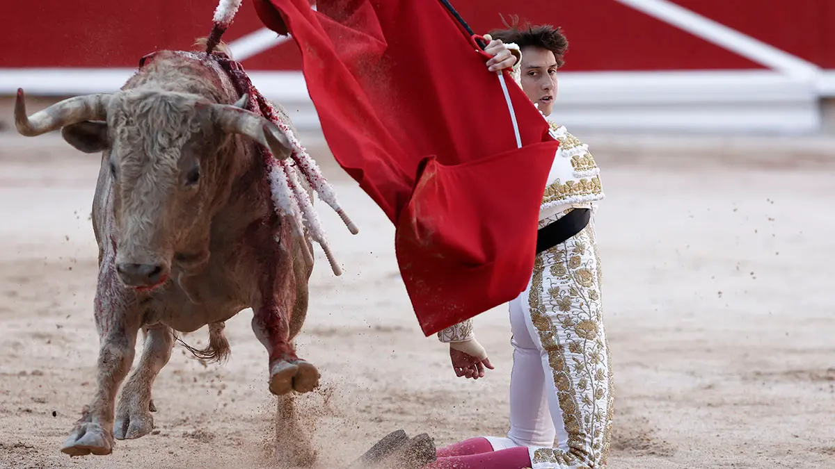 El diestro Andrés Roca Rey durante la lidia al primer toro de la tarde en la segunda de abono de la Feria del Toro de los Sanfermines 2022 en la que comparte cartel con Pablo Hermoso de Mendoza, Morante de la Puebla y El Juli con toros de la ganadería gaditana de Núñez del Cuvillo. EFE/ Jesús Diges