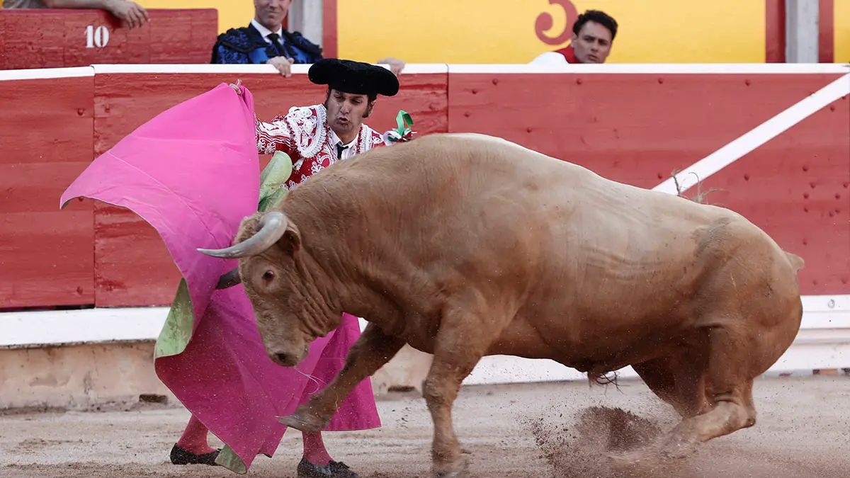 El diestro Morante de la Puebla durante la lidia al primer toro de la tarde en la segunda de abono de la Feria del Toro de los Sanfermines 2022 en la que comparte cartel con Pablo Hermoso de Mendoza, El Juli y Andrés Roca Rey con toros de la ganadería gaditana de Núñez del Cuvillo. EFE/ Jesús Diges