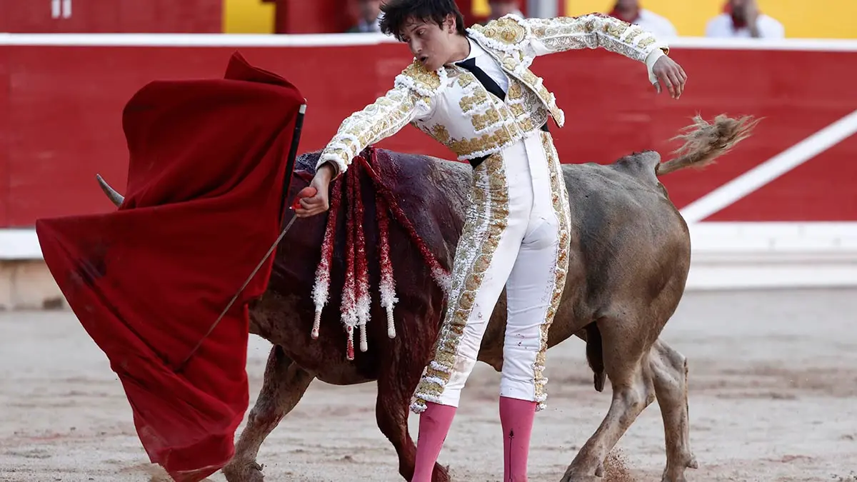 El diestro Andrés Roca Rey durante la lidia al primer toro de la tarde en la segunda de abono de la Feria del Toro de los Sanfermines 2022 en la que comparte cartel con Pablo Hermoso de Mendoza, Morante de la Puebla y El Juli con toros de la ganadería gaditana de Núñez del Cuvillo. EFE/ Jesús Diges