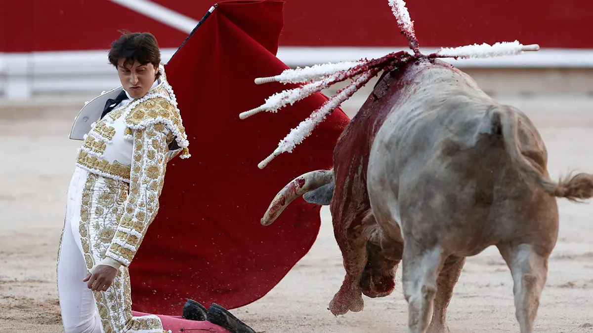 El diestro Andrés Roca Rey durante la lidia al primer toro de la tarde en la segunda de abono de la Feria del Toro de los Sanfermines 2022 en la que comparte cartel con Pablo Hermoso de Mendoza, Morante de la Puebla y El Juli con toros de la ganadería gaditana de Núñez del Cuvillo. EFE/ Jesús Diges
