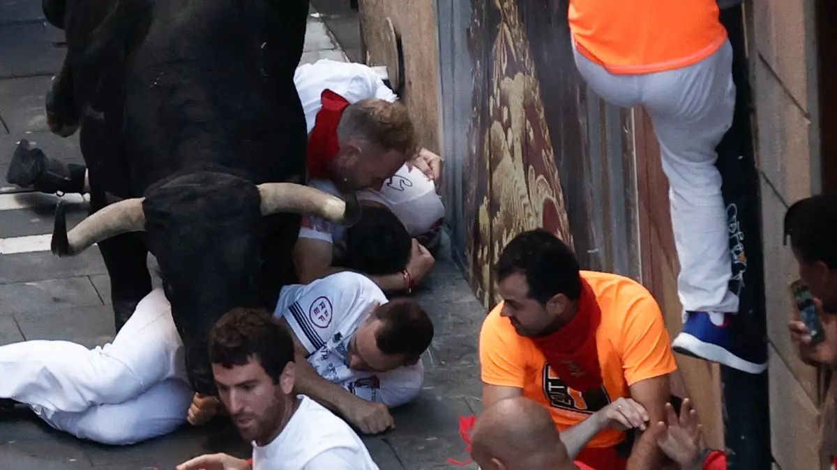 Los toros de la ganadería gaditana de Fuente Ymbro a su paso por la calle de la Estafeta durante el segundo encierro de los Sanfermines 2022. EFEJesús Diges