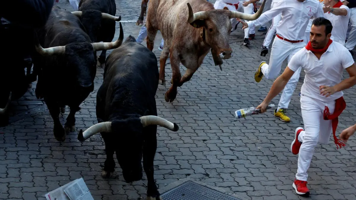 Los toros de Fuente Ymbro en la bajada al callejón. REUTERS. Vincent West