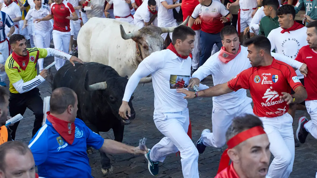 Segundo encierro de San Fermín 2022 con toros de Fuente Ymbro en la zona de Telefónica. IÑIGO ALZUGARAY