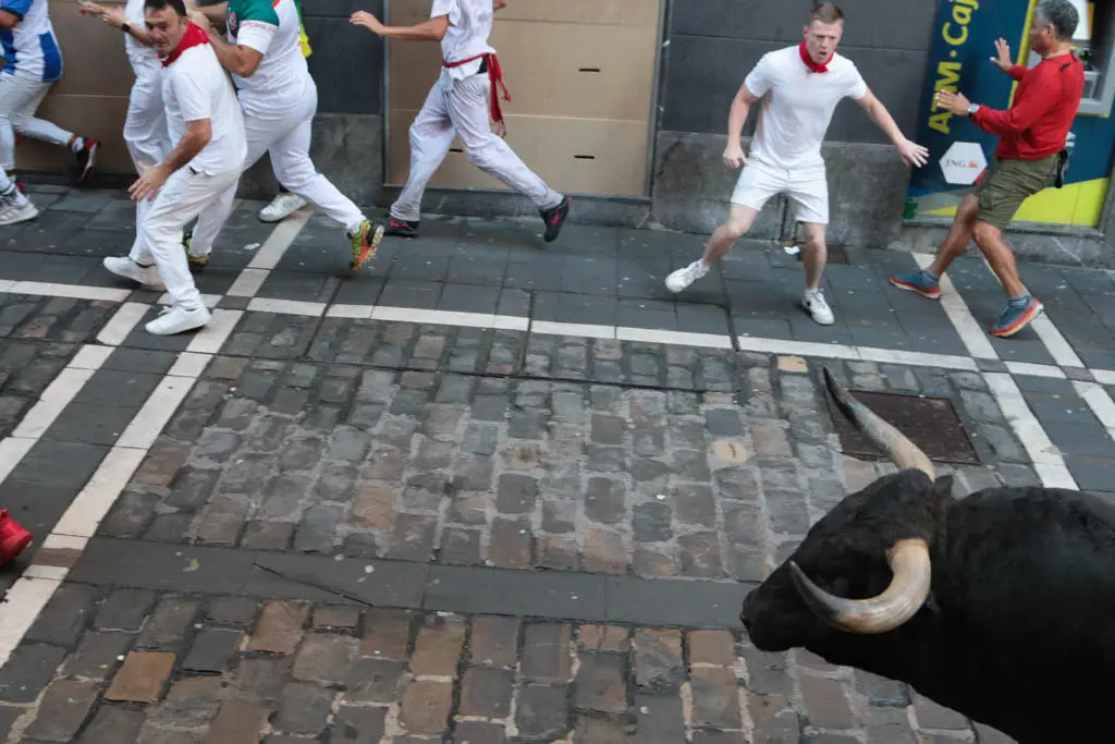 Segundo encierro de San Fermín con toros de la ganadería de Fuente Ymbro a la altura de la contracurva de Mercaderes. MANUEL CORERA