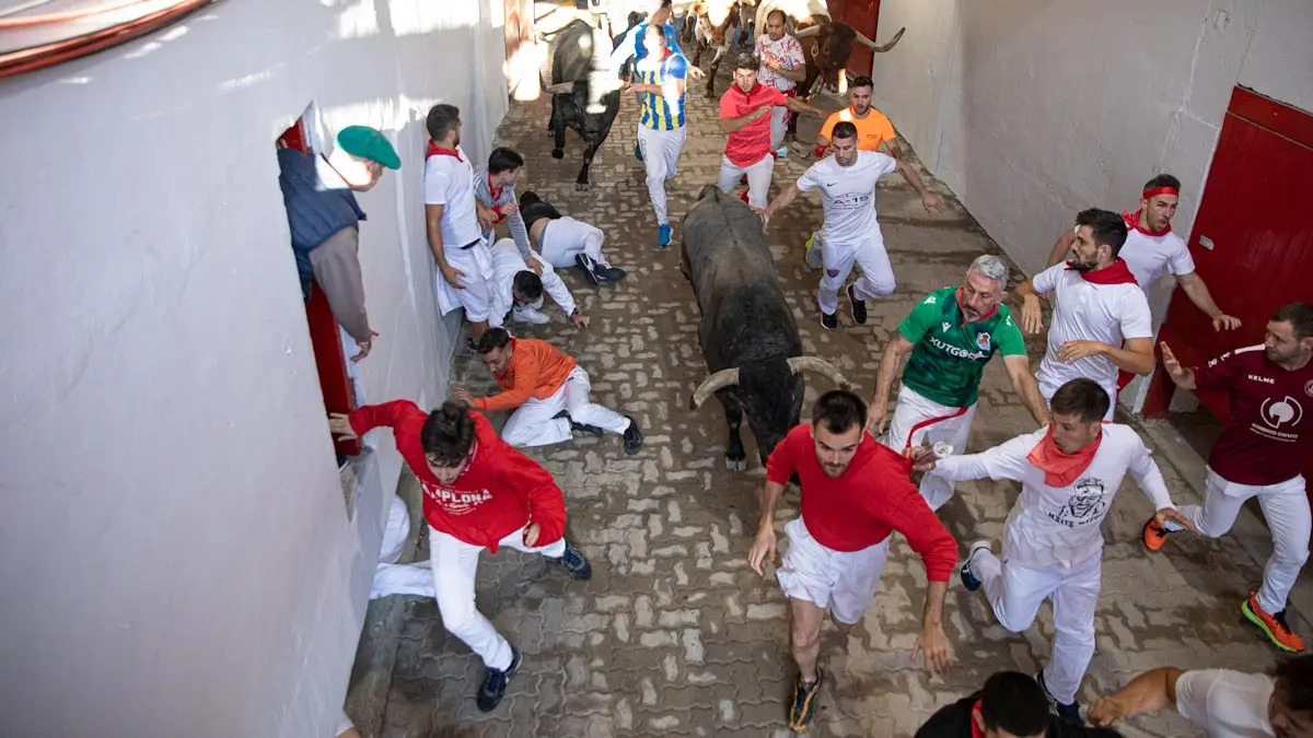 Tercer encierro de San Fermín 2022 con toros de José Escolar en el callejón de la plaza de toros. MAITE H. MATEO