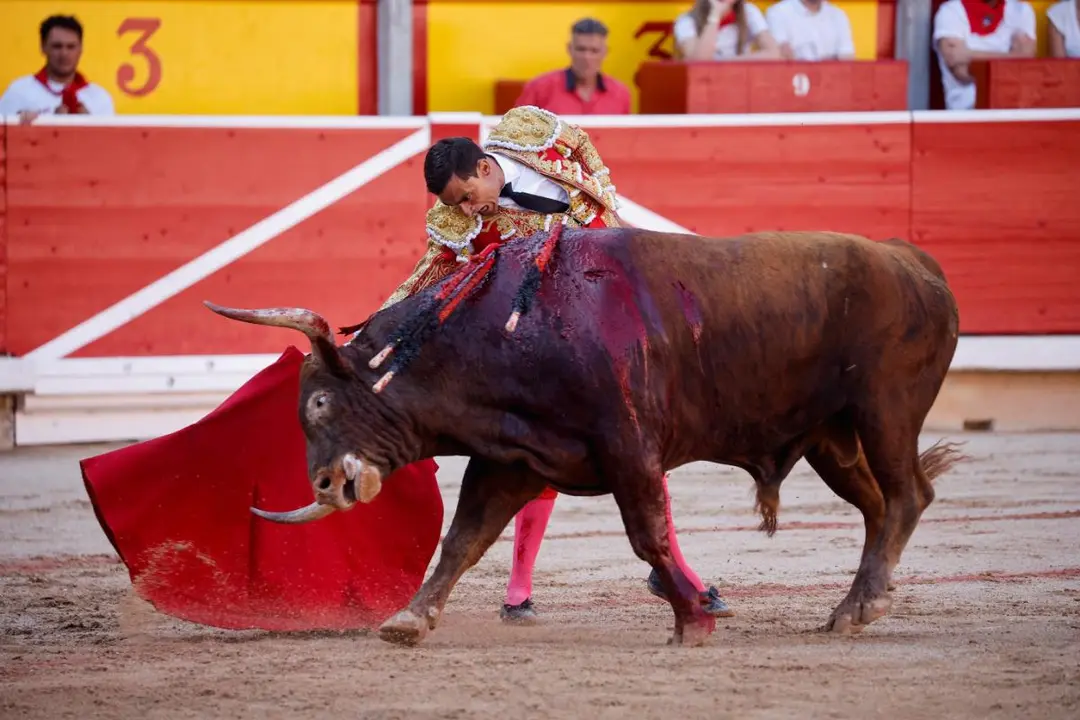 Paco Ureña con 'Enamorado', segundo toro de la tarde en la séptima corrida de la Feria del Toro de San Fermín 2022. REUTERS Juan Medina (7)