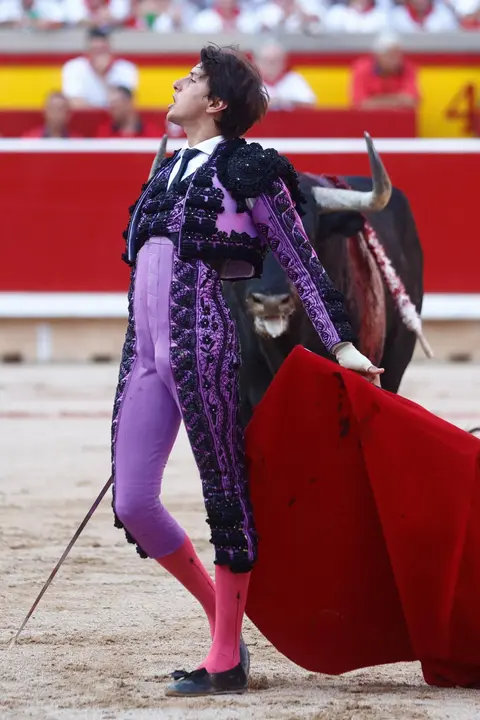 Roca Rey con 'Jaceno', tercer toro de la tarde en la séptima corrida de la Feria del Toro de San Fermín 2022. EFE Rodrigo Jiménez (10)