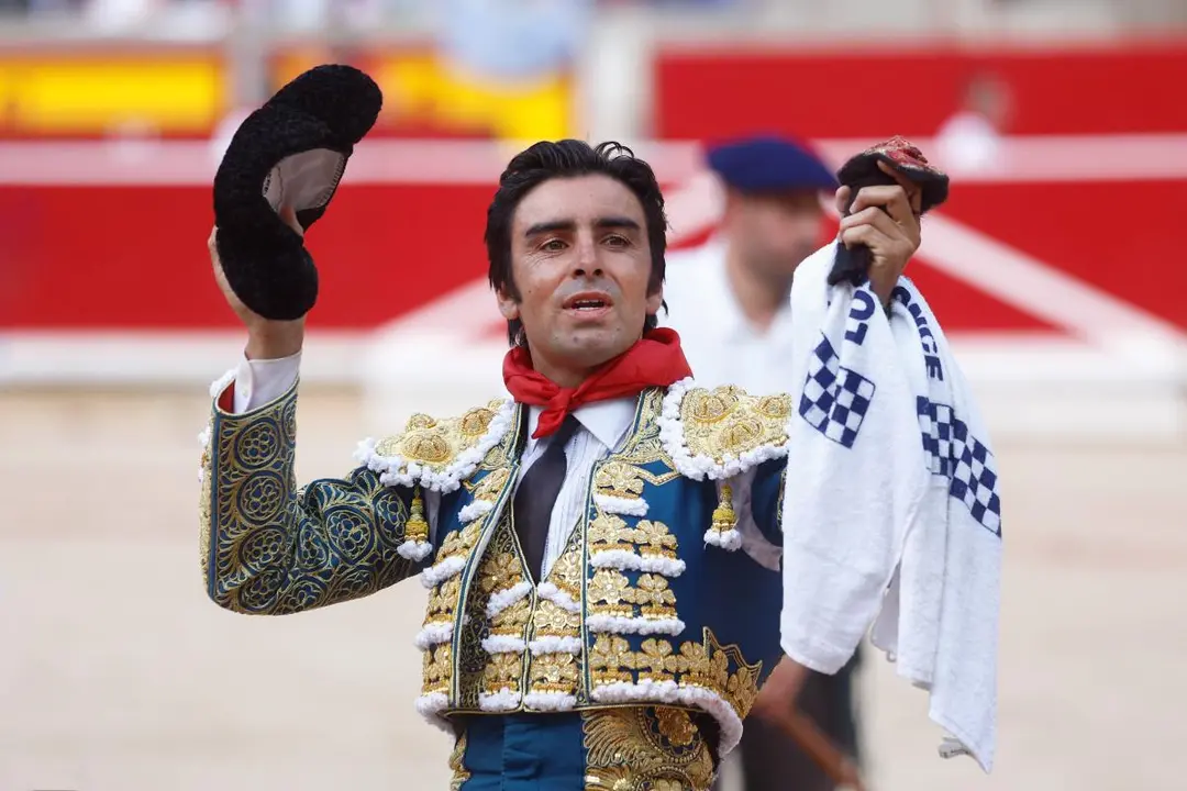 Miguel Ángel Perera con 'Dulce', cuarto toro de la tarde en la séptima corrida de la Feria del Toro de San Fermín 2022. EFE Rodrigo Jiménez (1)