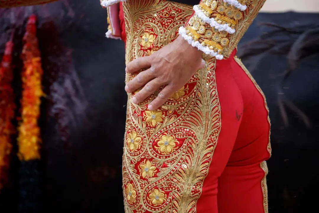 Paco Ureña Perera con 'Misigato', quinto toro de la tarde en la séptima corrida de la Feria del Toro de San Fermín 2022. REUTERS Juan Medina (1)