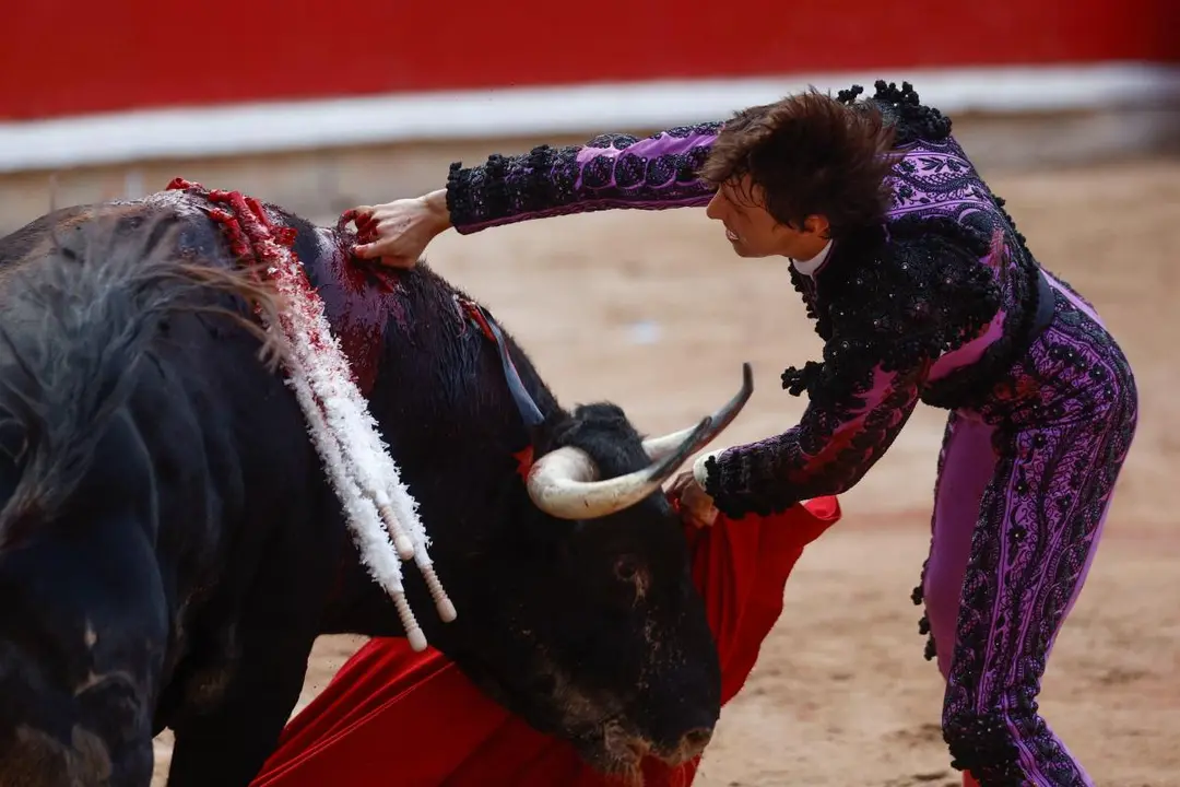 Roca Rey con 'Ebanista', sexto toro de la tarde en la séptima corrida de la Feria del Toro de San Fermín 2022. EFE Rodrigo Jiménez (1)