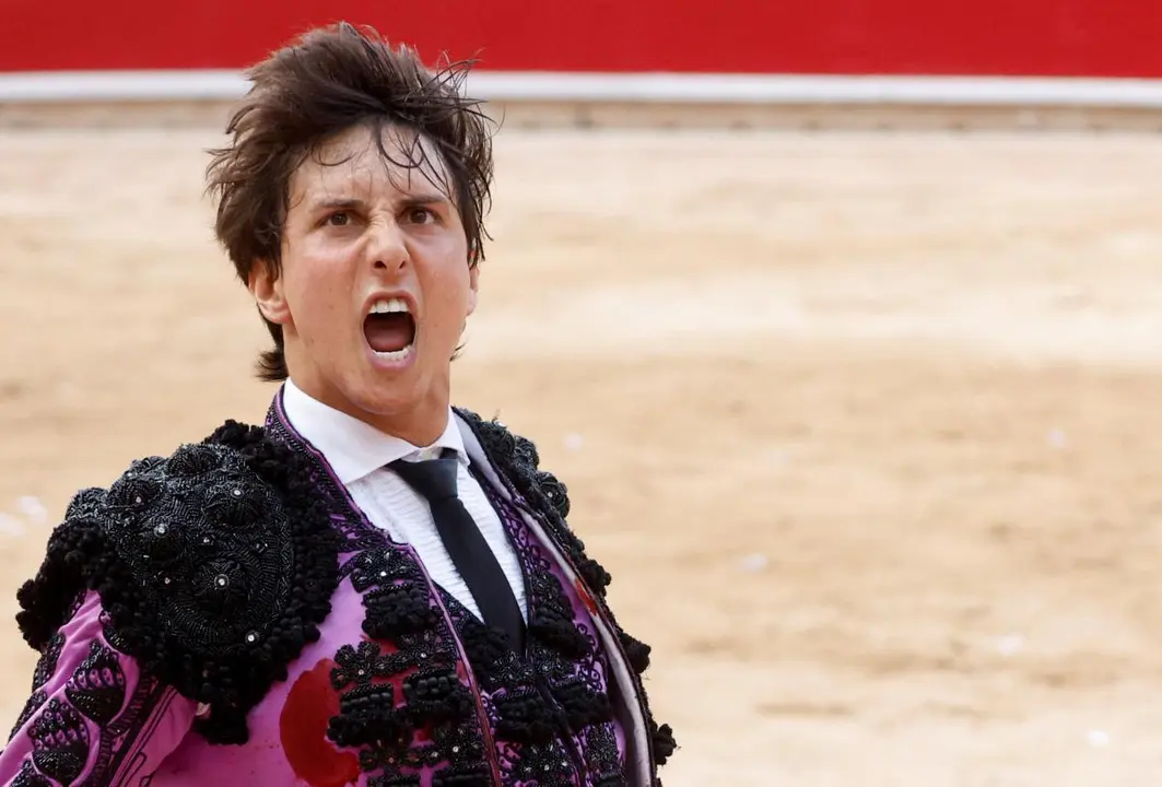 Roca Rey con 'Ebanista', sexto toro de la tarde en la séptima corrida de la Feria del Toro de San Fermín 2022. REUTERS Juan Medina