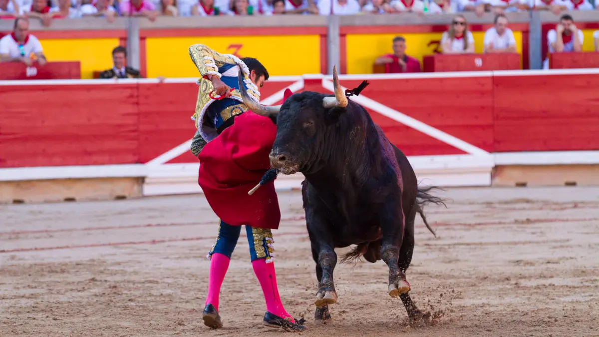 Los toreros Miguel Ángel Perera, Paco Ureña y Andrés Roca Rey lidian con los toros de Victoriano del Río en la séptima corrida de la fiesta del toro de San Fermín 2022. ALEJANDRO VELASCO