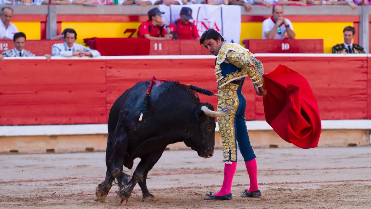Los toreros Miguel Ángel Perera, Paco Ureña y Andrés Roca Rey lidian con los toros de Victoriano del Río en la séptima corrida de la fiesta del toro de San Fermín 2022. ALEJANDRO VELASCO