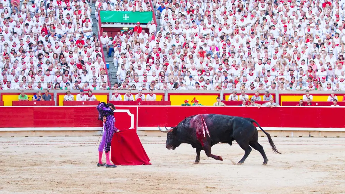 Los toreros Miguel Ángel Perera, Paco Ureña y Andrés Roca Rey lidian con los toros de Victoriano del Río en la séptima corrida de la fiesta del toro de San Fermín 2022. ALEJANDRO VELASCO