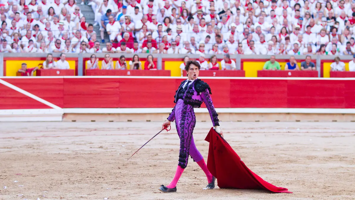 Los toreros Miguel Ángel Perera, Paco Ureña y Andrés Roca Rey lidian con los toros de Victoriano del Río en la séptima corrida de la fiesta del toro de San Fermín 2022. ALEJANDRO VELASCO