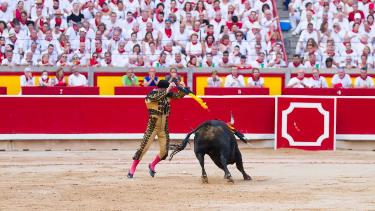 Los toreros Miguel Ángel Perera, Paco Ureña y Andrés Roca Rey lidian con los toros de Victoriano del Río en la séptima corrida de la fiesta del toro de San Fermín 2022. ALEJANDRO VELASCO
