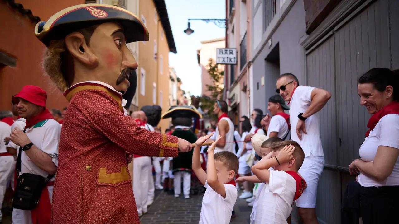 La Comparsa de Gigantes y Cabezudos ameniza las calles de Pamplona durante el tercer día de San Fermín 2023