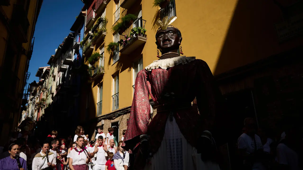 La Comparsa de Gigantes y Cabezudos ameniza las calles de Pamplona durante el tercer día de San Fermín 2023