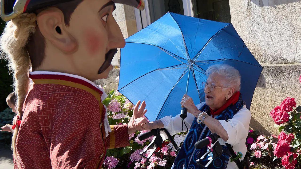 Visita de la Comparsa de Gigantes y Cabezudos a la Casa de la Misericordia de Pamplona durante las fiestas de San Fermín 2024