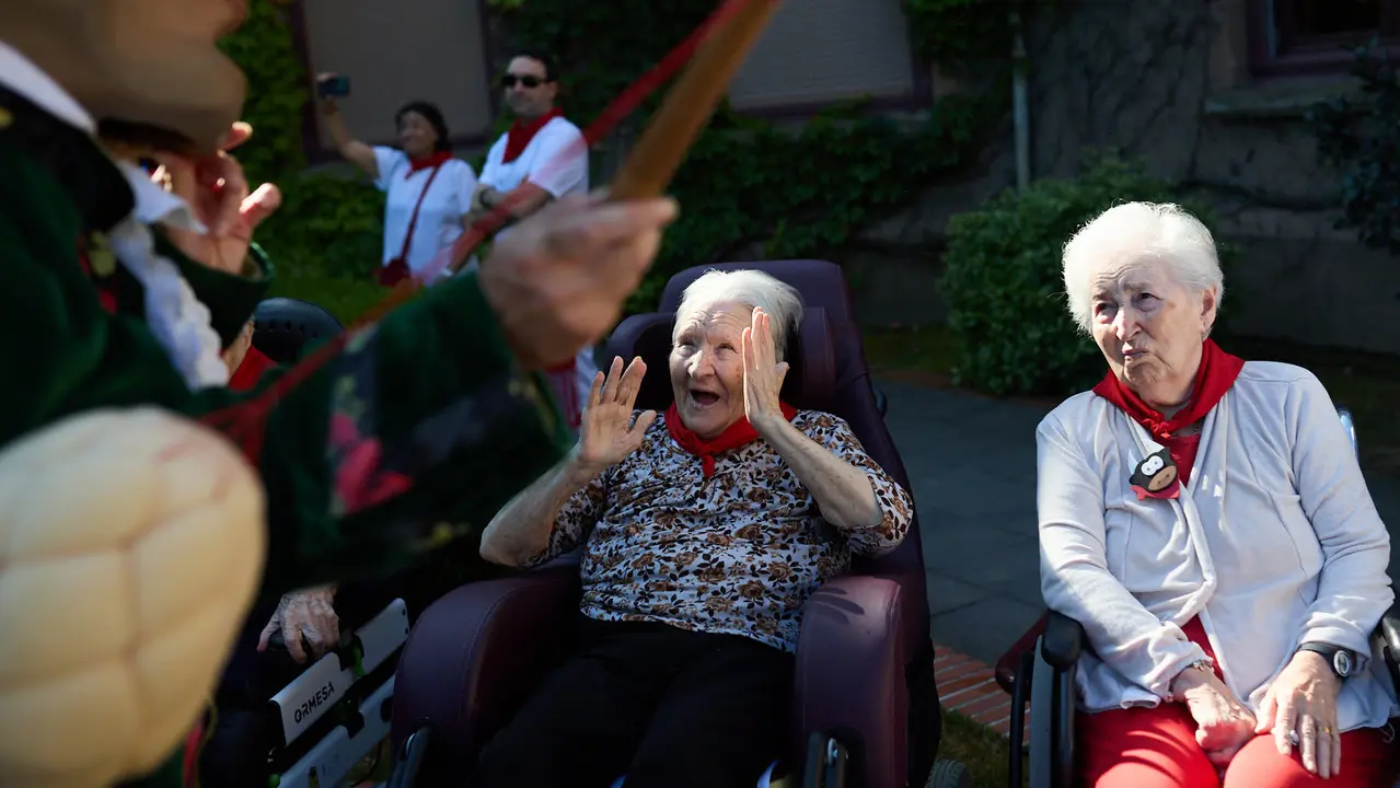 Visita de la Comparsa de Gigantes y Cabezudos a la Casa de la Misericordia de Pamplona durante las fiestas de San Fermín 2024