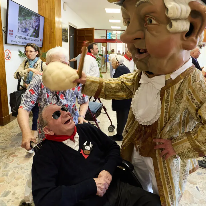 Visita de la Comparsa de Gigantes y Cabezudos a la Casa de la Misericordia de Pamplona durante las fiestas de San Fermín 2024