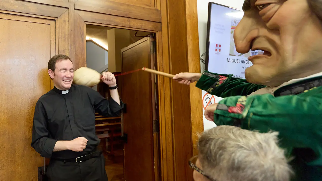 Visita de la Comparsa de Gigantes y Cabezudos a la Casa de la Misericordia de Pamplona durante las fiestas de San Fermín 2024