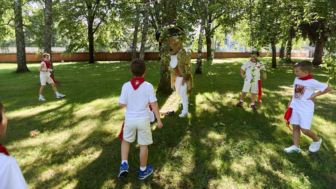 Visita de la Comparsa de Gigantes y Cabezudos a la Casa de la Misericordia de Pamplona durante las fiestas de San Fermín 2024