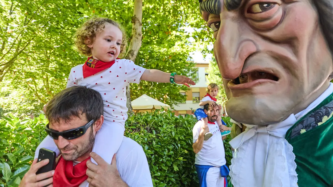 Visita de la Comparsa de Gigantes y Cabezudos a la Casa de la Misericordia de Pamplona durante las fiestas de San Fermín 2024