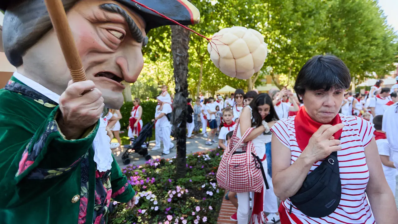 Visita de la Comparsa de Gigantes y Cabezudos a la Casa de la Misericordia de Pamplona durante las fiestas de San Fermín 2024