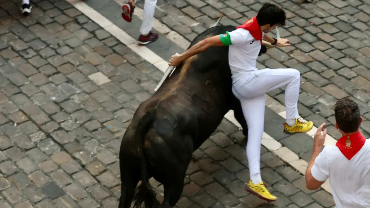 Momento de tensión en la Plaza del Ayuntamiento en el quinto encierro de San Fermín 2024 en Pamplona con toros de Domingo Hernández. ÍÑIGO ALZUGARAY