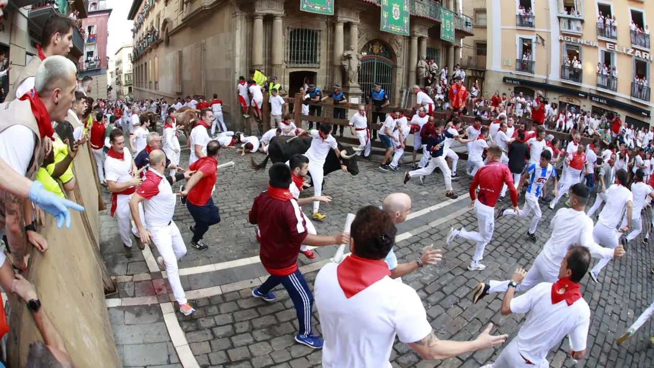 Imagen del susto en la plaza del Ayuntamiento durante el quinto encierro de San Fermín 2024 con toros de Domingo Hernández. MIGUEL FERNÁNDEZ