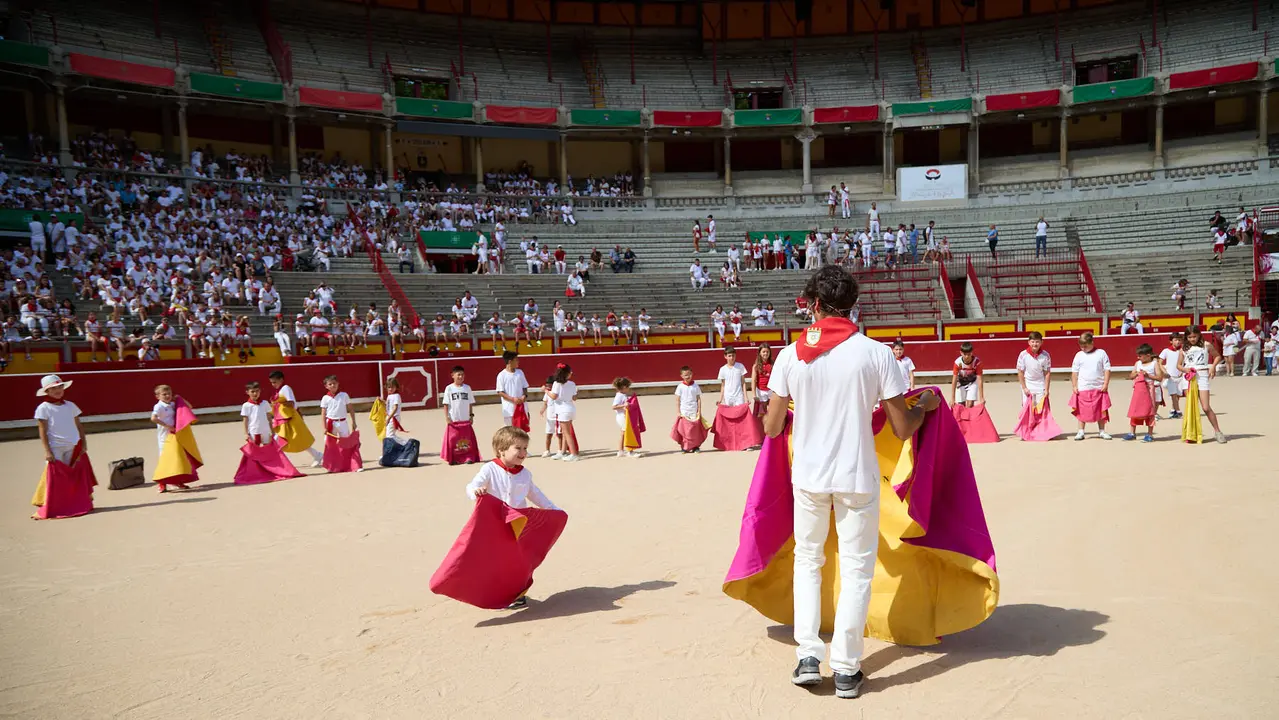 El diestro taurino Cayetano Rivera imparte una clase de toreo de salón destinada al público infantil en la Plaza de Toros de Pamplona dentro de la actividad Toros en Familia organizada por la Casa de Misericordia. IÑIGO ALZUGARAY