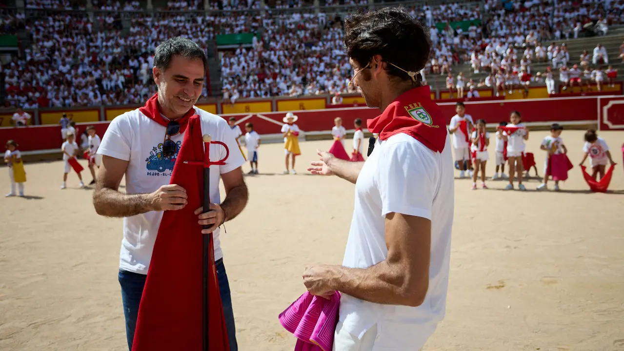 El diestro taurino Cayetano Rivera imparte una clase de toreo de salón destinada al público infantil en la Plaza de Toros de Pamplona dentro de la actividad Toros en Familia organizada por la Casa de Misericordia. IÑIGO ALZUGARAY