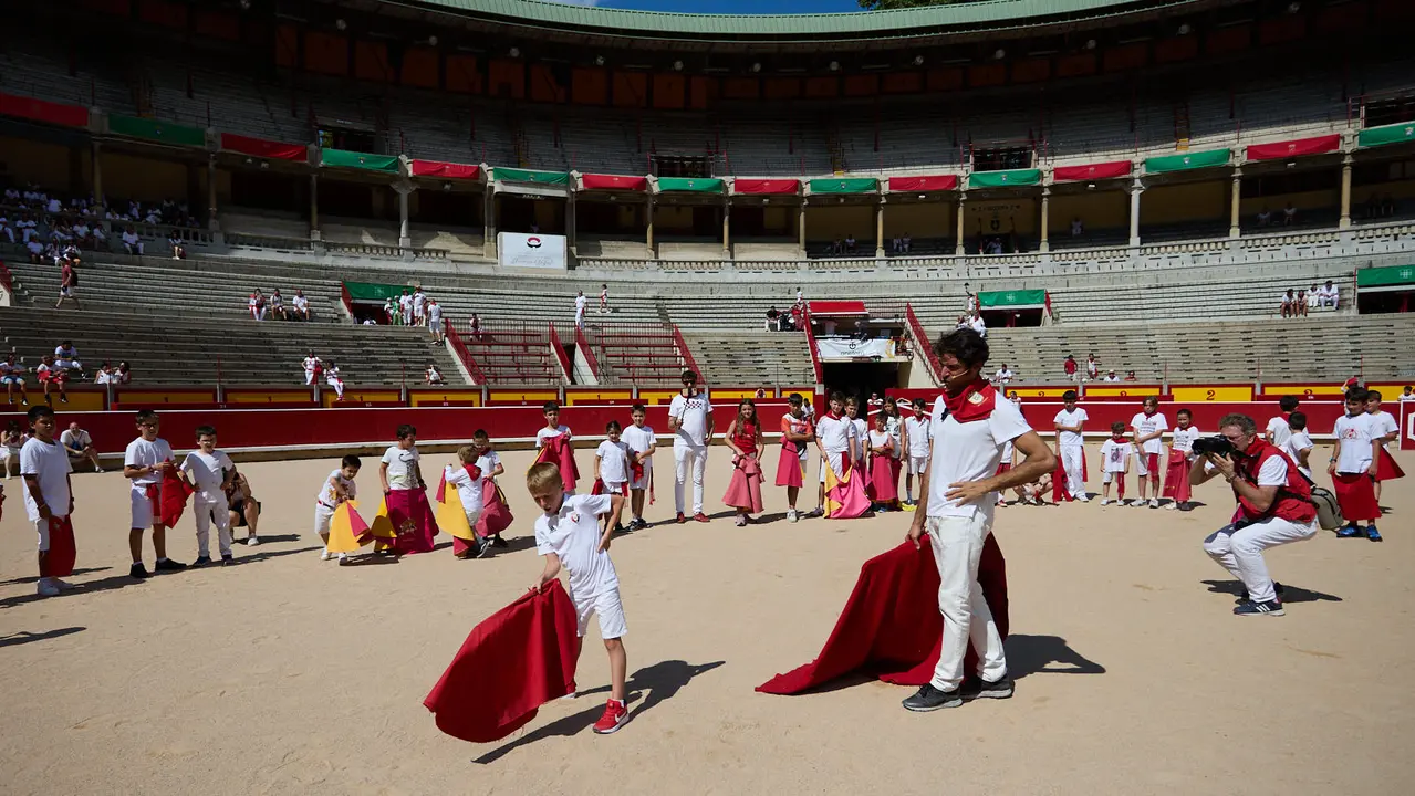 El diestro taurino Cayetano Rivera imparte una clase de toreo de salón destinada al público infantil en la Plaza de Toros de Pamplona dentro de la actividad Toros en Familia organizada por la Casa de Misericordia. IÑIGO ALZUGARAY
