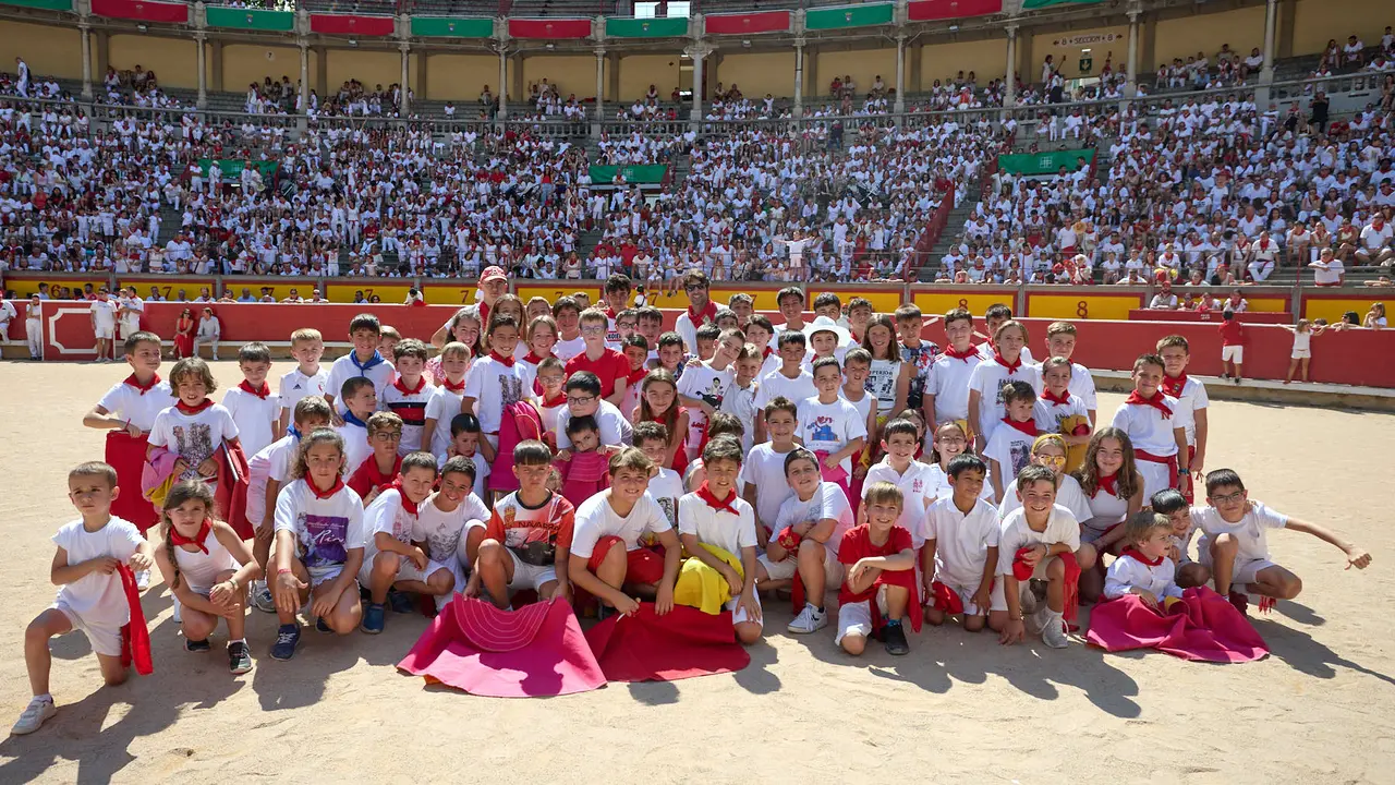 El diestro taurino Cayetano Rivera imparte una clase de toreo de salón destinada al público infantil en la Plaza de Toros de Pamplona dentro de la actividad Toros en Familia organizada por la Casa de Misericordia. IÑIGO ALZUGARAY