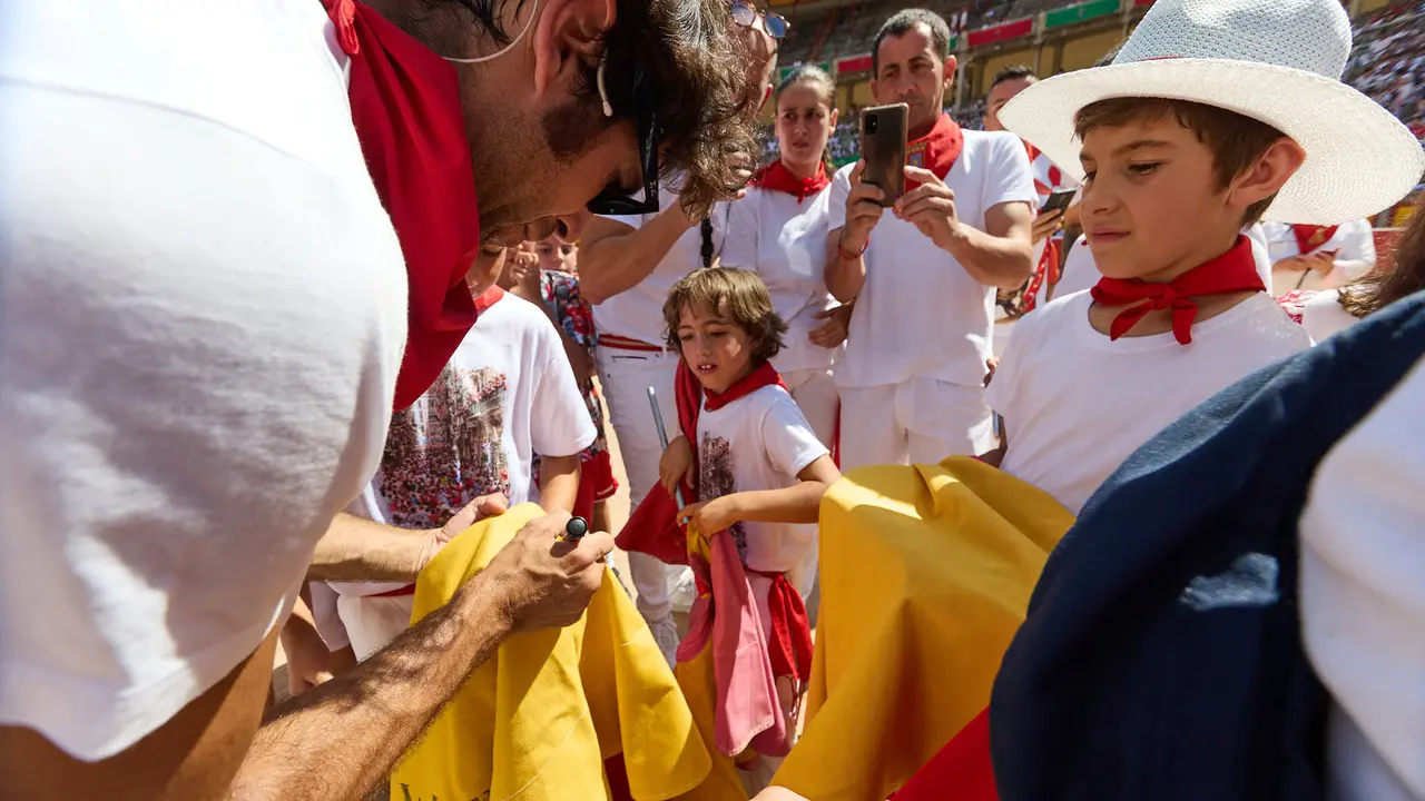 El diestro taurino Cayetano Rivera imparte una clase de toreo de salón destinada al público infantil en la Plaza de Toros de Pamplona dentro de la actividad Toros en Familia organizada por la Casa de Misericordia. IÑIGO ALZUGARAY
