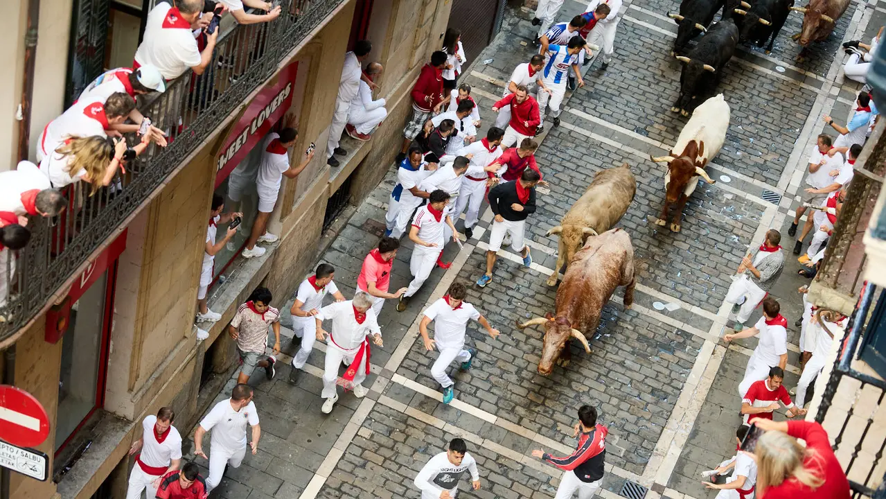 Sexto encierro de San Fermín 2024 con toros de la ganadería de Jandilla en el tramo de Mercaderes. IÑIGO ALZUGARAY