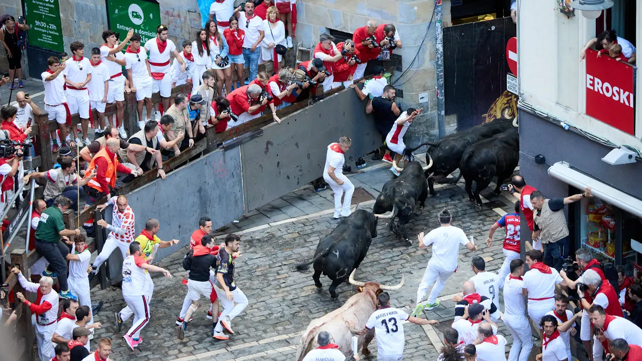 Sexto encierro de San Fermín 2024 con toros de la ganadería de Jandilla en el tramo de Mercaderes. IÑIGO ALZUGARAY