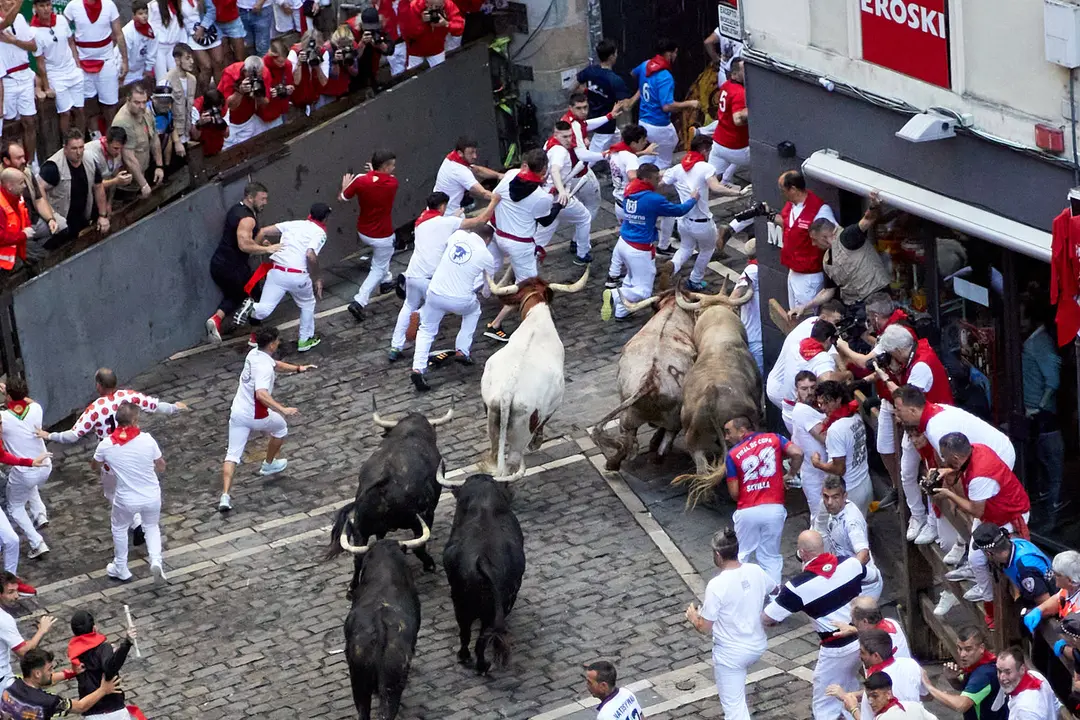 Sexto encierro de San Fermín 2024 con toros de la ganadería de Jandilla en el tramo de Mercaderes. IÑIGO ALZUGARAY