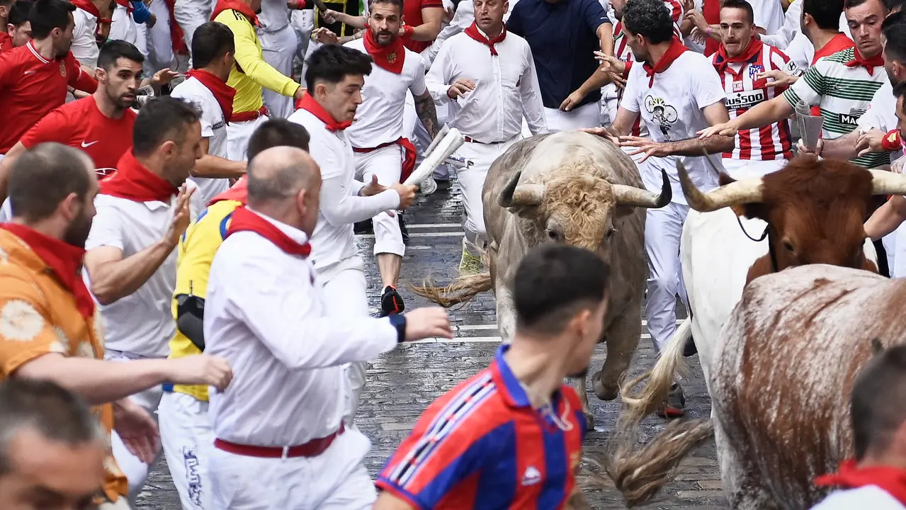 Sexto encierro de las fiestas de San Fermín 2024 con toros de Jandilla en el tramo de Telefónica. PABLO LASAOSA