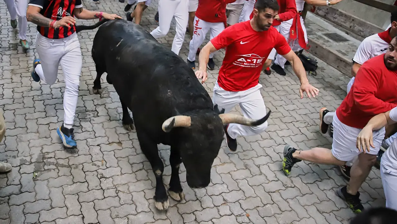 SEXTO ENCIERRO DE SAN FERMÍN 2024 CON TOROS DE LA GANADERÍA DE JANDILLA EN LA BAJADA AL CALLEJÓN. HÉCTOR NAVARRO