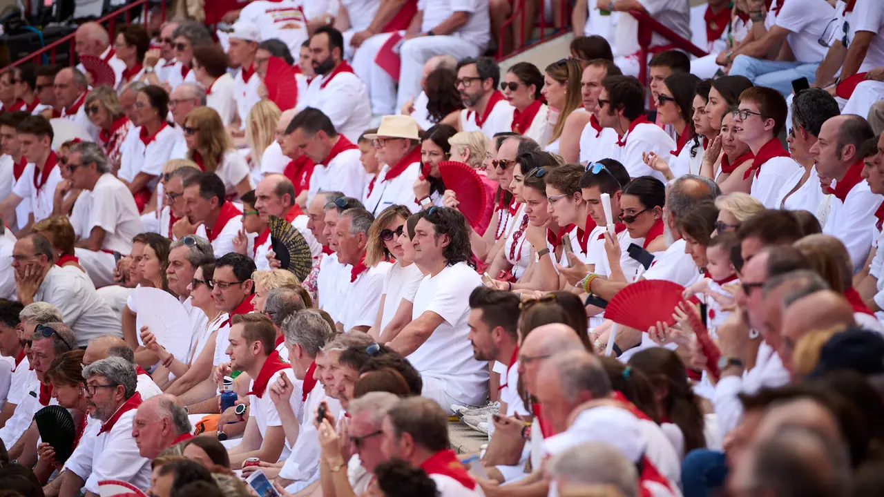 Ambiente durante la octava y última corrida de la Feria del Toro de San Fermín 2024 con toros de Miura para Antonio Ferrera, Manuel Escribano y Jesús Enrique Colomo. PABLO LASAOSA