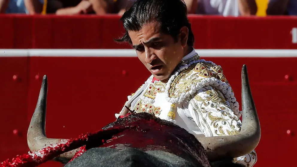 El diestro Joselito Adame durante la lidia a su primer toro de la tarde en la cuarta de abono de la Feria del Toro de los Sanfermines 2022, en la que comparte cartel con Rubén Pinar y Javier Cortés con toros de la ganadería abulense de José Escolar. EFE/ Villar Lopez